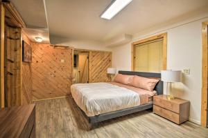 Postel nebo postele na pokoji v ubytování Luxe Escape with Decks, Mtn Views, Game Room!