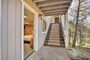 Fotografie z fotogalerie ubytování Luxe Escape with Decks, Mtn Views, Game Room! v destinaci Frazier Park