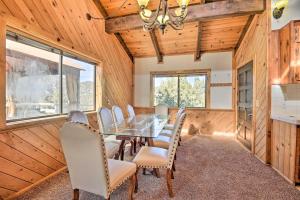 Posezení v ubytování Luxe Escape with Decks, Mtn Views, Game Room!