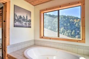 Koupelna v ubytování Luxe Escape with Decks, Mtn Views, Game Room!