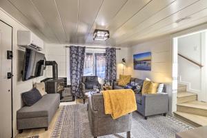 uma sala de estar com um sofá e cadeiras e uma televisão em Cozy Zephyr Cove Cabin, Walk to Lake Tahoe! em Zephyr Cove