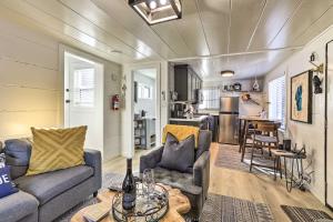 ein Wohnzimmer mit zwei Sofas und einem Tisch in der Unterkunft Walk to Lake Tahoe Cozy Zephyr Cove Cabin! in Zephyr Cove