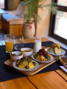 - une table avec des assiettes de nourriture et de boissons dans l'établissement Kasbah Tamsna, à Ouarzazate