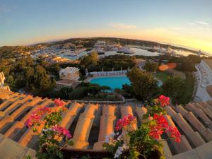 een luchtzicht op een resort met een zwembad en bloemen bij Hotel Luci di la Muntagna in Porto Cervo