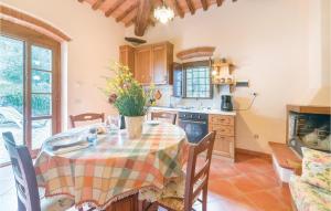 een keuken met een tafel met een vaas met bloemen erop bij La Casina in Pieve a Maiano