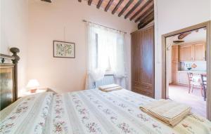 een slaapkamer met een groot bed in een kamer bij La Casina in Pieve a Maiano
