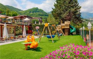 park z placem zabaw z huśtawką w obiekcie Nice Apartment In Pieve Di Tremosine w Tremosine Sul Garda