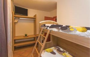 een stapelbed met een ladder bij Awesome Apartment In Pieve Di Tremosine With Outdoor Swimming Pool in Tremosine Sul Garda