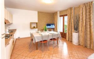 kuchnia i jadalnia ze stołem i krzesłami w obiekcie Nice Apartment In Pieve Di Tremosine w Tremosine Sul Garda +11 zdjęć