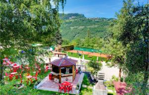 een uitzicht over de tuin met een paviljoen bij Awesome Apartment In Pieve Di Tremosine With Outdoor Swimming Pool in Tremosine Sul Garda