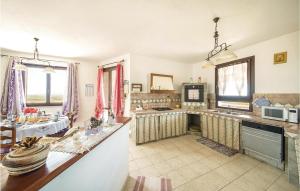 een keuken met een tafel en een aanrecht bij Stunning Home In Sennori -ss- With Kitchen in Sennori