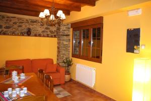 un salon avec un canapé et une table dans l'établissement Apartamentos Rurales Veredas, à Santa Eulalia de Oscos