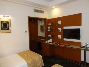 TV a/nebo společenská místnost v ubytování Regency Madurai by GRT Hotels