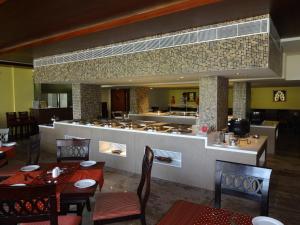 Restaurace v ubytování Regency Madurai by GRT Hotels