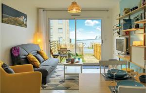 sala de estar con sofá y vistas al océano en Cozy Home In Jullouville With House Sea View, en Jullouville-les-Pins