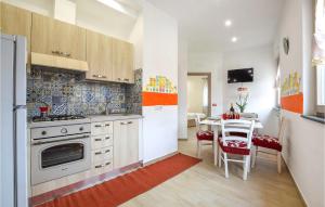 una cucina con piano cottura e tavolo con sedie di Awesome Apartment In Agerola With Kitchen ad Agerola