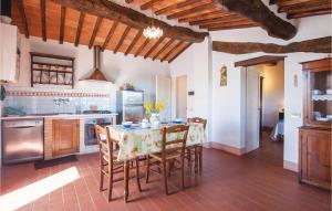 een keuken met een tafel en stoelen in een kamer bij Schivanoia 3 in Bagno Vignoni