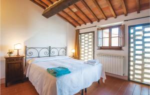 um quarto com uma cama com uma toalha azul em Schivanoia 3 em Bagno Vignoni
