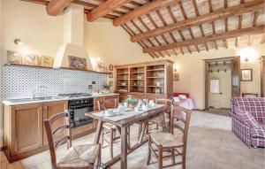 una cucina e una sala da pranzo con tavolo e sedie di Casalino a Bazzano di Spoleto