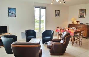 a living room with a table and chairs at Nice Home In Moelan Sur Mer With 2 Bedrooms in Moëlan-sur-Mer