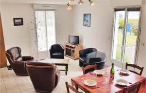 a living room with chairs and a table and a television at Nice Home In Moelan Sur Mer With 2 Bedrooms in Moëlan-sur-Mer