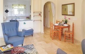 een keuken en een woonkamer met een tafel en stoelen bij Awesome Apartment In Orihuela With Kitchen in Los Dolses