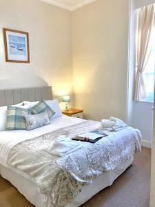 Кровать или кровати в номере The Mayfair