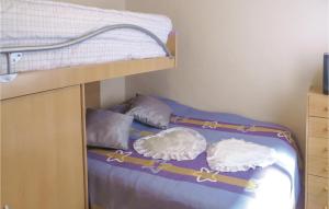 Litera con 2 almohadas encima en 2 Bedroom Nice Home In Torrevieja, en Torrevieja