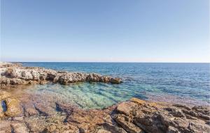 a body of water with rocks and the ocean w obiekcie Villa Gelsomino w mieście Marzamemi +24 zdjęcia
