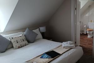Кровать или кровати в номере The Mayfair