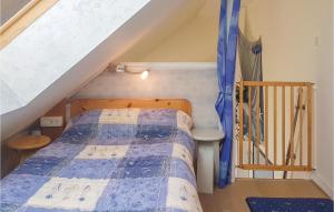 Postel nebo postele na pokoji v ubytování Lovely Apartment In Clohars-carnot With House Sea View