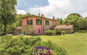 een huis met een tuin met bloemen ervoor bij Pet Friendly Home In Partina Ar With Kitchenette in Soci