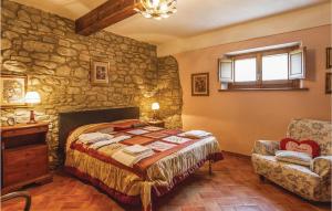 ein Schlafzimmer mit einem Bett und einer Steinmauer in der Unterkunft Pet Friendly Home In Partina Ar With Kitchenette in Soci