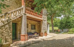 una casa in pietra con panchina e tavolo di 4 Bedroom Stunning Home In Partina Ar a Soci