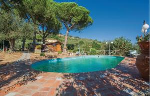 ein Schwimmbad in der Mitte eines Gartens in der Unterkunft Beautiful Home In Uzzano Pt With Kitchen in Uzzano