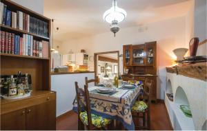 uma sala de jantar com uma mesa e uma cozinha em Nice Home In Uzzano Pt With 3 Bedrooms, Wifi And Outdoor Swimming Pool em Uzzano