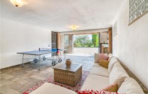 sala de estar con sofá y mesa de ping pong en Villa Valle Doro, en Selvatelle