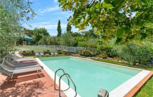 una piscina en un patio con sillas y árboles en Villa Valle Doro, en Selvatelle