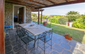 patio in pietra con tavolo e sedie di Pedra a Villa Sirena