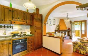 Virtuve vai virtuves zona naktsmītnē Gorgeous Home In Palagnana With Kitchen