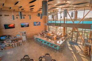 eine Draufsicht auf ein Restaurant mit Bar in der Unterkunft Sun Outdoors San Diego Bay in Chula Vista