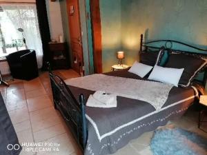 Postel nebo postele na pokoji v ubytování Chambre hotes les oiseaux