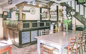 - une cuisine avec une table et des chaises dans la chambre dans l'établissement Nice Home In La Gacilly With 2 Bedrooms And Wifi, à La Gacilly