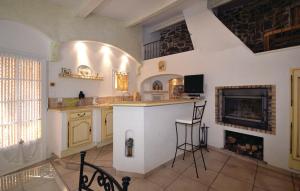 Η κουζίνα ή μικρή κουζίνα στο 2 Bedroom Awesome Home In Bedousse