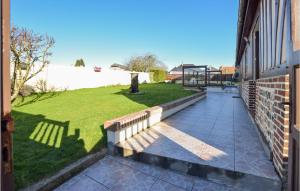 un porche con banco y césped en Stunning Home In Criquetot-L'esneval, en Criquetot-lʼEsneval