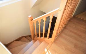 una escalera con una escalera de madera en Stunning Home In Criquetot-L'esneval, en Criquetot-lʼEsneval 17 fotos más