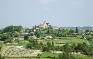un village avec un château au sommet d'une colline dans l'établissement Cozy Home In St Pons De Mauchiens, à Saint-Pons-de-Mauchiens