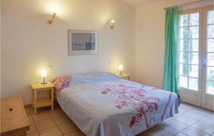 - une chambre avec un lit et deux lampes sur les tables dans l'établissement Cozy Home In St Pons De Mauchiens, à Saint-Pons-de-Mauchiens 17 autres photos