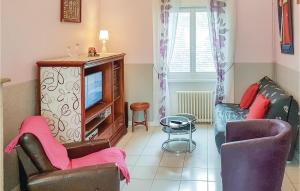 サン・ブノワ・デ・ゾンドにあるBeautiful Apartment In Vild-la-marine, Hirel With 2 Bedroomsのリビングルーム(椅子2脚、テレビ付)
