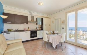 - une cuisine et une salle à manger avec une table et une vue dans l'établissement Le Terrazze, à Santo Stefano al Mare